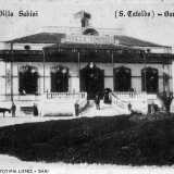 Sulla nostra sinistra invece si trovava la raffinata Villa Aurora, eretta a inizio 900 dal conte altamurano Vincenzo Sabini con giardino vista mare, patio balaustrato ed eleganti fregi. Fu per� abbattuta...
